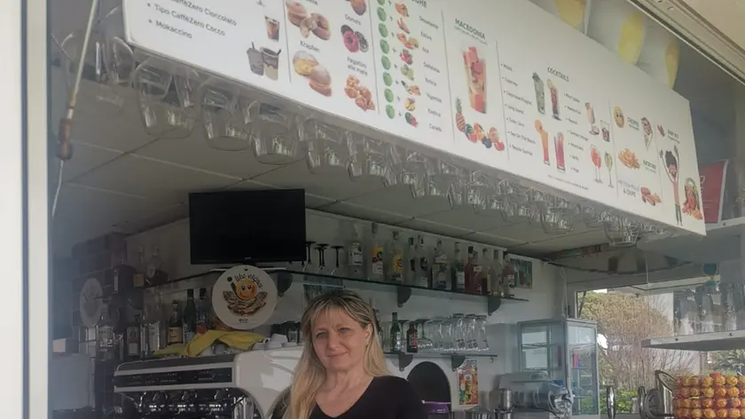 Sandra Bergamo nel suo chiosco di piazza Torino a Jesolo