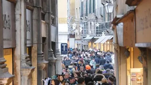 Interpress Pellicani Venezia, 21.02.2012.- Carnevale di Venezia, Veneziani e turisti diretti in Piazza San Marco.-