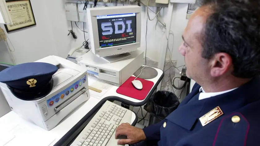 20050524 - PONTEDERA - PISA - CRO - PEDOPORNOGRAFIA: SITO WEB SEGRETO,186 INDAGATI IN 16 REGIONI. Un agente della Polizia di Stato controlla al computer alcuni siti internet, oggi a Pontedera, in provincia di Pisa. Scaricavano da un sito Internet 'segreto', non presente nei motori di ricerca web e al quale si poteva avere accesso soltanto con una password, filmati con bambine di eta' compresa tra i 4 e gli 8 anni vittime di abusi sessuali e sevizie. E' l'accusa contestata a 186 indagati in 16 regione italiane nei confronti dei quali sono in corso perquisizioni compiute da polizia postale, carabinieri e guardia di finanza nell'ambito di una vasta operazione contro la pedofilia e la pedopornografia...FRANCO SILVI - ANSA - KRZ - Suicida un indagato - Un poliziotto mentre controlla un sito - Controlli della polizia su internet