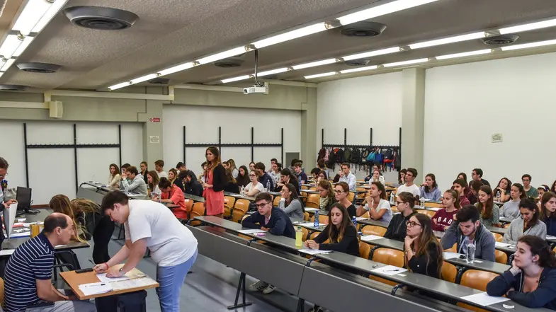 MARIAN-AGENZIA BIANCHI-PADOVA-STUDENTI IN ATTESA DI EFFETTUARE TEST DI MEDICINA