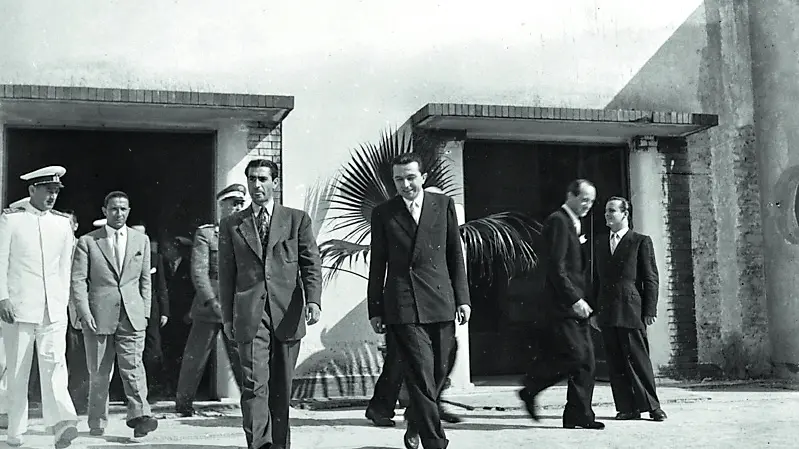 Lo scià di Persia Reza Pahlavi e Giulio Andreotti con le delegazioni, 1948 (Archivio Giacomelli - Comune di Venezia)