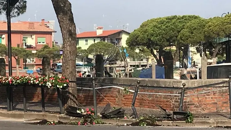 VATRELLA -DINO TOMMASELLA - CAORLE- CAMION DISTRUGGE LE BARRIERE DEL MARCIAPIEDI DEL PORTO