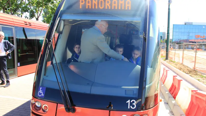 Scolari in visita al tram al capolinea di Marghera - nella foto pres. AVM