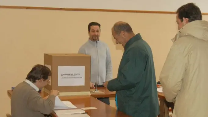 16.11.2003.- REFERENDUM PER LA SEPARAZIONE VENEZIA-MESTRE. NELLA FOTO: VENEZIANI ALLE URNE.- INTERPRESS/RAFFELE