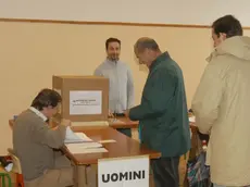 16.11.2003.- REFERENDUM PER LA SEPARAZIONE VENEZIA-MESTRE. NELLA FOTO: VENEZIANI ALLE URNE.- INTERPRESS/RAFFELE