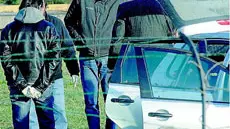 Gli agenti e l'auto con il cadavere