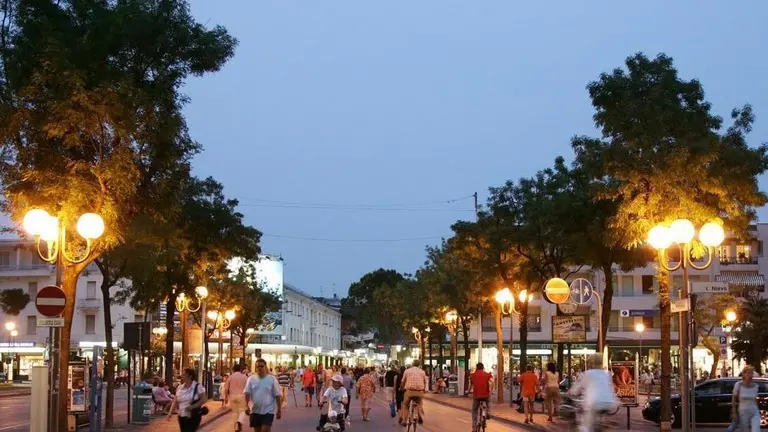 JESOLO PIAZZA MAZZINI NOTTURNA (6) -