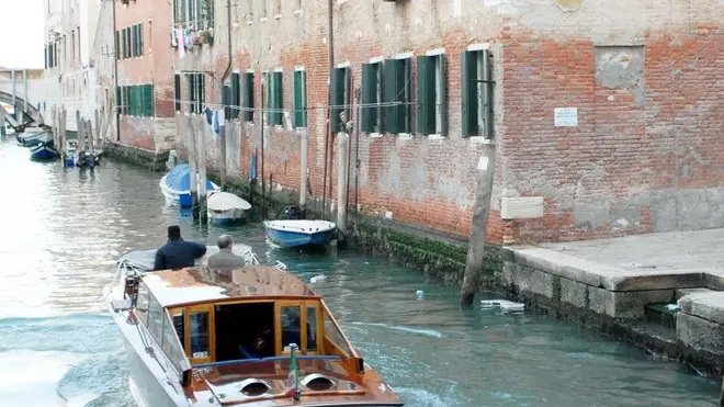 © Interpress Photo Venezia.-Appartamento piano terra di Cannaregio 5245 con il pavimento lesionato causa il continuo moto ondoso.-Vitucci -