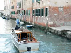 © Interpress Photo Venezia.-Appartamento piano terra di Cannaregio 5245 con il pavimento lesionato causa il continuo moto ondoso.-Vitucci -