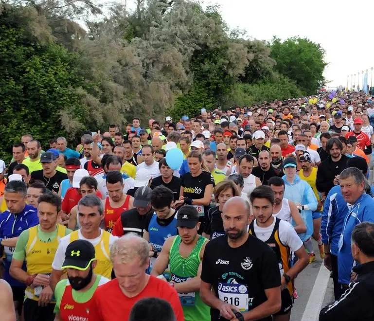 Il mare di podisti alla partenza di una precedente edizione della Moonlight Half Marathon