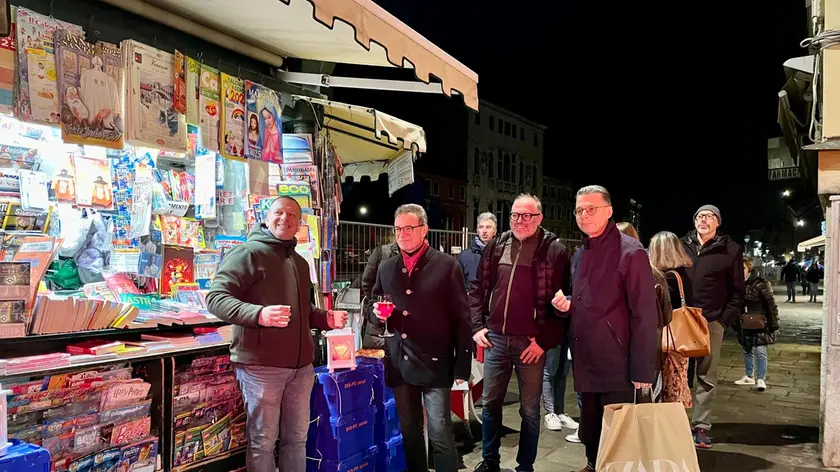 Gli edicolanti in fondamenta Cannaregio
