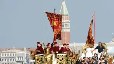 In alto la bissona Serenissima al timone della quale c’era Giusto Sopra lo «sposalizio del mare» A sinistra premiazione della regata
