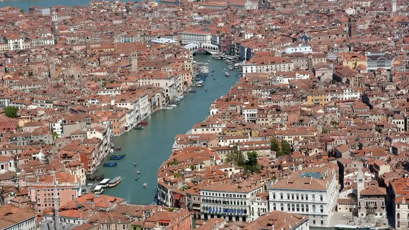 Interpress/Mazzega Venezia, 22.04.2015.- FOTO AEREE Nella foto Canal Grande e Ponte di Rialto