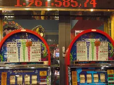 La slot machine con l'importo di una vincita record sul display in una foto d'archivio. ANDREA MEROLA / ANSA / PAL