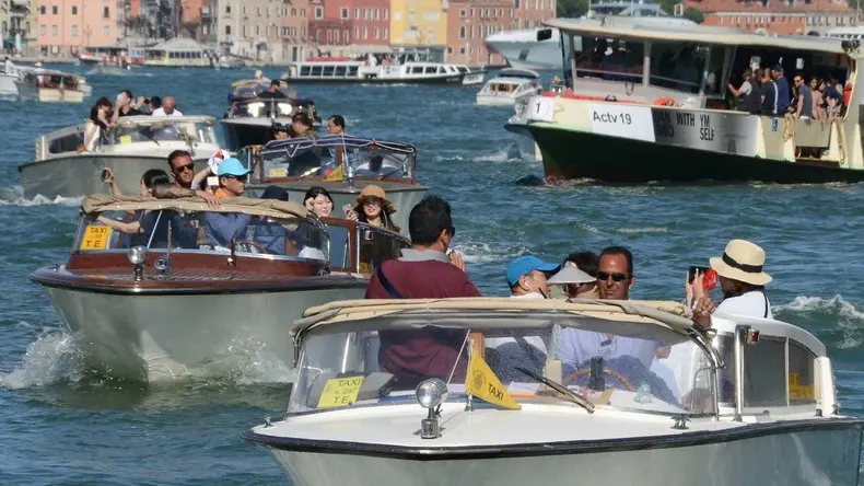 Interpress\M.Tagliapietra Venezia 20.06.2018.- Traffico e moto ondoso in Canal Grande