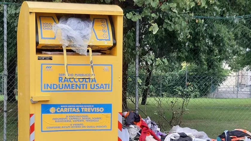Un bidone di indumenti della Caritas nella zona di San Donà