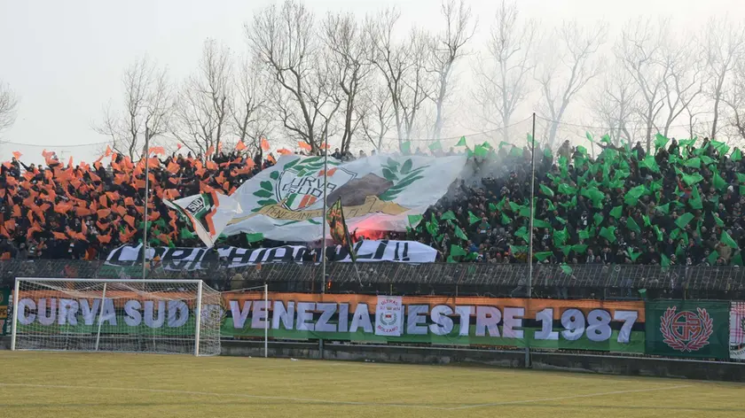 La curva dei tifosi Veneziani durante Venezia-Parma del 29 gennaio (foto Interpress)