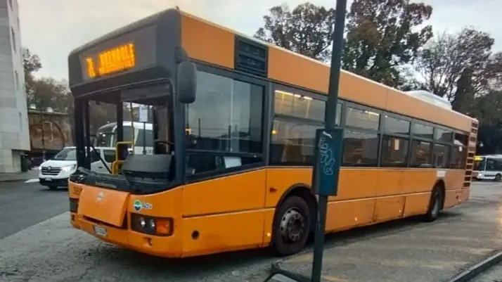 I danni a uno degli autobus coinvolti nell'incidente