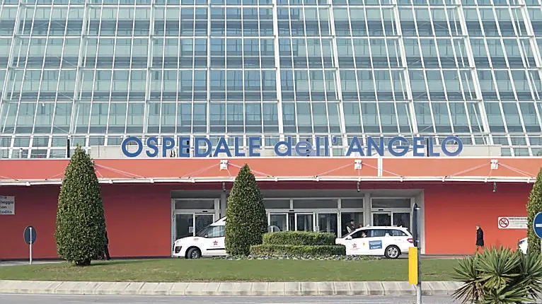 L’ingresso dell’ospedale dell’Angelo, dov’era ricoverata la donna