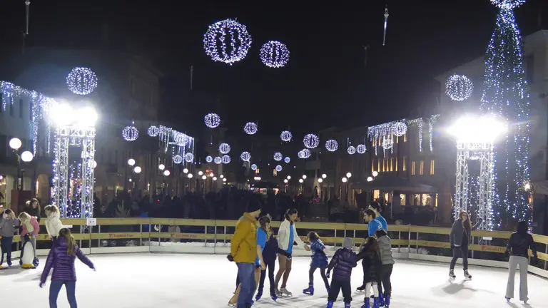 GIORNALISTA: Scattolin AGENZIA FOTO: Candussi LUOGO: piazza Ferretto DESCRIZIONE: si inaugura la stagione natalizia con l'accensione delle luci in piazza Ferretto alla presenza del sindaco Brugnaro e del questore