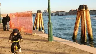 Il cantiere per realizzare il pontile alla Zattere