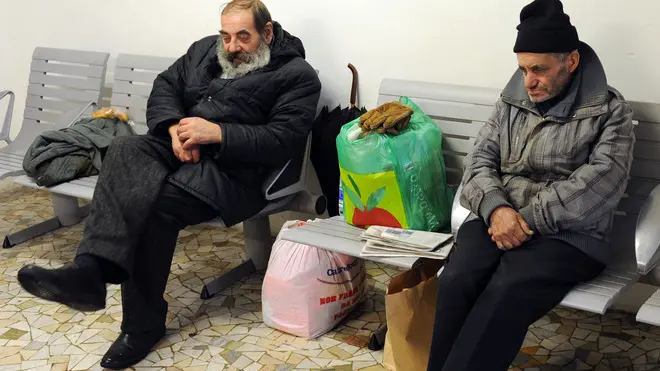 20090106- HUM -MALTEMPO: TORINO; COMUNE E VOLONTARI PER AIUTI AI SENZA CASA- Due barboni nella sala d'aspetto della Stazione di Porta Nuova. /ANSA/Tonino Di Marco /ji