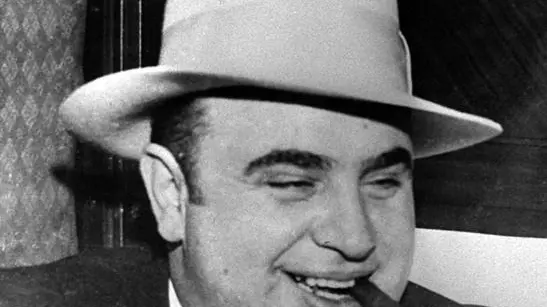 Al Capone in una immagine di archivio. E' morto da piu' di sessant'anni ma il mito di Al Capone continua a vivere e a scatenare passioni. Stavolta si tratta dello scontro tra i suoi discendenti, raccontato in prima pagina dal Wall Street Journal. Al centro della guerra tra i 'Capones', non c'e' alcun patrimonio da ereditare. Le enormi proprieta' di 'Scarface' furono infatti tutte confiscate dallo Stato. Piuttosto, a provocare la faida familiare e' un altro bene altrettanto prezioso: la memoria, il marchio, e i possibili guadagni conseguenti. ANSA/ARCHIVIO