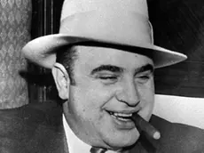 Al Capone in una immagine di archivio. E' morto da piu' di sessant'anni ma il mito di Al Capone continua a vivere e a scatenare passioni. Stavolta si tratta dello scontro tra i suoi discendenti, raccontato in prima pagina dal Wall Street Journal. Al centro della guerra tra i 'Capones', non c'e' alcun patrimonio da ereditare. Le enormi proprieta' di 'Scarface' furono infatti tutte confiscate dallo Stato. Piuttosto, a provocare la faida familiare e' un altro bene altrettanto prezioso: la memoria, il marchio, e i possibili guadagni conseguenti. ANSA/ARCHIVIO