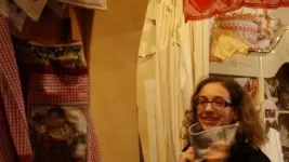 Il laboratorio con una cliente (sopra) e una delle titolari (destra)