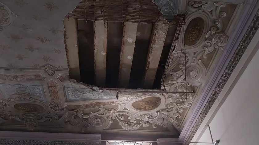 La porzione di controsoffitto crollata all'interno dell'aula del liceo Tommaseo