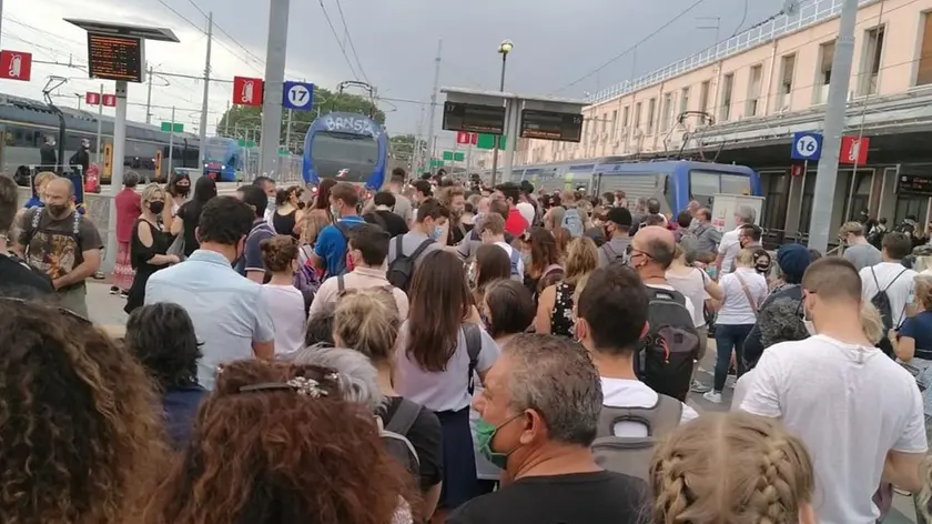 Persone in attesa del treno alla stazione di Santa Lucia