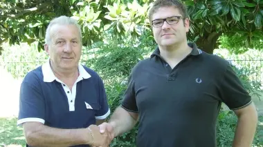CAMBIO DELLA GUARDIA. L’Arinese Calcio quest’anno volta pagina Il nuovo presidente Alberto Carraro (a destra), 30 anni, ex giocatore della squadra riceve le consegne da Lorenzo Carraro