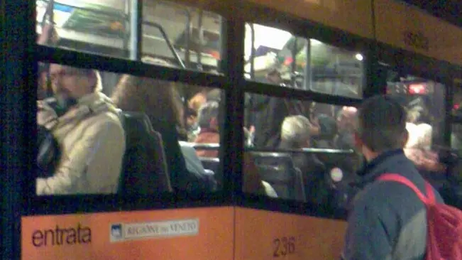 LAMANTEA MESTRE: EXTRACOMUNITARI IN AUTOBUS...25-10-2007 LIGHT IMAGE