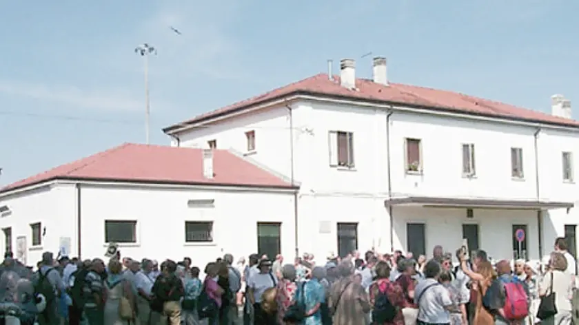 Studenti davanti alla stazione di Chioggia: un’altra mattinata di caos per i pendolari