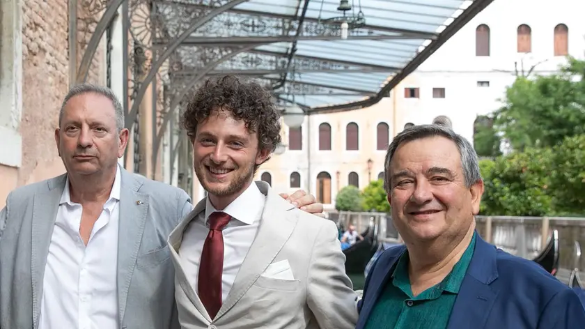 Il dottor Bianchi tra il presidente Leoni e il dg dell’Usl 3 Contato