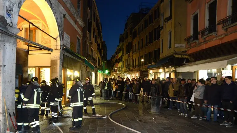 Interpress/M.Tagliapietra Venezia 10.03.2015.- Principio d'incendio al negozio di formaggi "La Baita" in Ruga degli Oresi a Rialto. L'intervento dei vigili del fuoco.