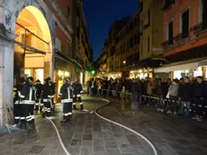 Interpress/M.Tagliapietra Venezia 10.03.2015.- Principio d'incendio al negozio di formaggi "La Baita" in Ruga degli Oresi a Rialto. L'intervento dei vigili del fuoco.