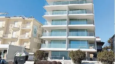 L’hotel Casa Bianca di Jesolo e il palazzo vicino