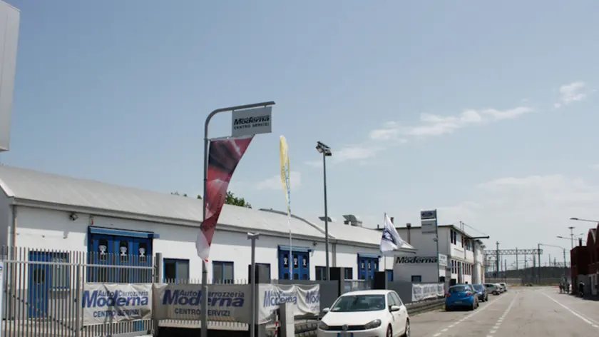 agenzia: Candussi. Giornalista: Chiarin. Descrizione: Carrozzeria Moderna, via della Giustizia, Mestre.