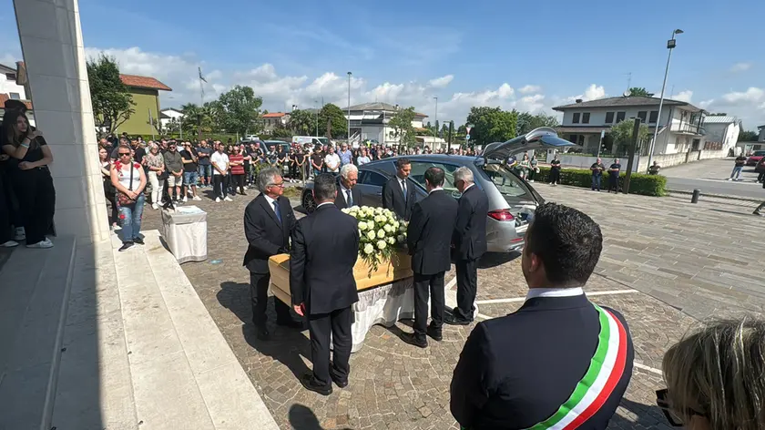 In mille si sono stretti attaorno alla famiglia di Daniele Coccato nel giorno del suo funerale (Agenzia Pòrcile)