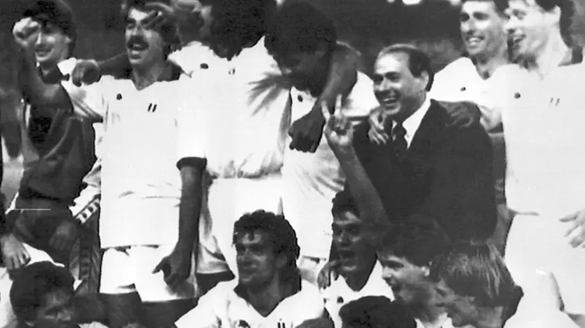 20090818 - ROMA - SPO - CALCIO: BERLUSCONI CONTRO 'INGAGGI FOLLI',SERVE TETTO SALARI. Silvio Berlusconi posa per una foto con la squadra dopo la conquista della Coppa Campioni in una immagine del 24 maggio 1989. ''I compensi dei calciatori sono fuori dalla realta', serve introdurre il tetto salariale''. Lo ha detto il patron del Milan, Silvio Berlusconi, lasciando il ristorante dove ha cenato con dirigenti e allenatore dopo il Trofeo Berlusconi. ''Io sono molto preoccupato di questo calcio fuori dalla realta' - ha spiegato Berlusconi -, i compensi dei giocatori sono inammissibili, lontanissimi dalla realta' economica in cui viviamo e dal momento difficile che come questo: sono fuori da ogni parametro''. Eppure era stato proprio il Milan di Berlusconi negli anni '80 uno dei primi club a pagare cifre enormi alle sue stelle. ''Io avevo pagato Gullit 10 miliardi di lire - ha convenuto il presidente del Consiglio -, ma avevo ricavato 15 miliardi di pubblicita' per le mie reti''. ANSA/DRN