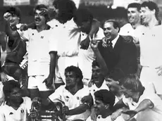 20090818 - ROMA - SPO - CALCIO: BERLUSCONI CONTRO 'INGAGGI FOLLI',SERVE TETTO SALARI. Silvio Berlusconi posa per una foto con la squadra dopo la conquista della Coppa Campioni in una immagine del 24 maggio 1989. ''I compensi dei calciatori sono fuori dalla realta', serve introdurre il tetto salariale''. Lo ha detto il patron del Milan, Silvio Berlusconi, lasciando il ristorante dove ha cenato con dirigenti e allenatore dopo il Trofeo Berlusconi. ''Io sono molto preoccupato di questo calcio fuori dalla realta' - ha spiegato Berlusconi -, i compensi dei giocatori sono inammissibili, lontanissimi dalla realta' economica in cui viviamo e dal momento difficile che come questo: sono fuori da ogni parametro''. Eppure era stato proprio il Milan di Berlusconi negli anni '80 uno dei primi club a pagare cifre enormi alle sue stelle. ''Io avevo pagato Gullit 10 miliardi di lire - ha convenuto il presidente del Consiglio -, ma avevo ricavato 15 miliardi di pubblicita' per le mie reti''. ANSA/DRN