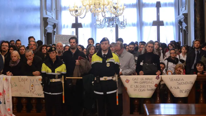 protesta in consiglio comunale per vendita villa heriot