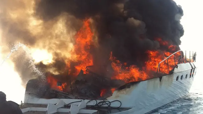 Le fiamme che avvolgono lo yacht, stamani 01 agosto 2011 davanti alle coste del savonese. Il proprietario dell'imbarcazione ha raccontato che l'incidente si e' svolto in una decina di minuti: ''C'era fumo, tanto fumo: poi all'improvviso c'e' stata una fiammata che ha completamente avvolto lo scafo. Sono stati momenti difficili per tutti anche perche' la nostra domestica non sa neanche nuotare. Per fortuna e' andata bene e siamo tutti salvi''. ANSA/CAPITANERIA DI PORTO DI SAVONA +++EDITORIAL USE ONLY - NO SALES+++