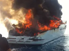 Le fiamme che avvolgono lo yacht, stamani 01 agosto 2011 davanti alle coste del savonese. Il proprietario dell'imbarcazione ha raccontato che l'incidente si e' svolto in una decina di minuti: ''C'era fumo, tanto fumo: poi all'improvviso c'e' stata una fiammata che ha completamente avvolto lo scafo. Sono stati momenti difficili per tutti anche perche' la nostra domestica non sa neanche nuotare. Per fortuna e' andata bene e siamo tutti salvi''. ANSA/CAPITANERIA DI PORTO DI SAVONA +++EDITORIAL USE ONLY - NO SALES+++