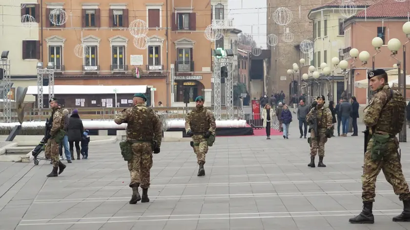 GIORNALISTA: Furlan.AGENZIA FOTO: Candussi.LUOGO: piazza Ferretto, Mestre.DESCRIZIONE: Polizia Locale e militari dell'Esercito pattugliano il centro di Mestre