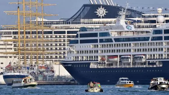 Supernavi in banchina alla stazione marittima di San Basilio, Venezia, 21 settembre 2013. Sono previsti nove transiti davanti a san Marco di navi da crociera di grossa stazza, sopra le 40mila tonnellate. ANSA/ANDREA MEROLA