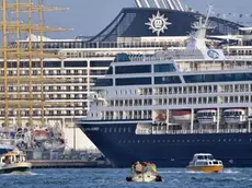 Supernavi in banchina alla stazione marittima di San Basilio, Venezia, 21 settembre 2013. Sono previsti nove transiti davanti a san Marco di navi da crociera di grossa stazza, sopra le 40mila tonnellate. ANSA/ANDREA MEROLA