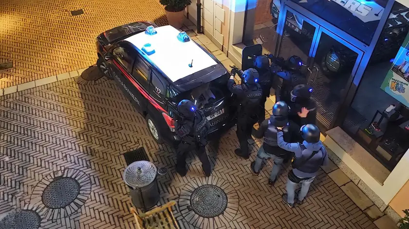 L'esercitazione anti rapina dei carabinieri all'otlet di Noventa