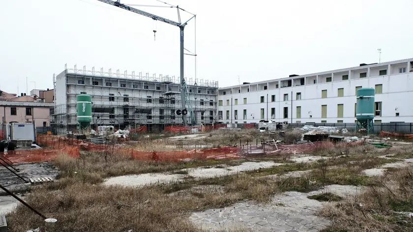 Il cantiere degli appartamenti Ater alla Giudecca, incompiuto da almeno due anni